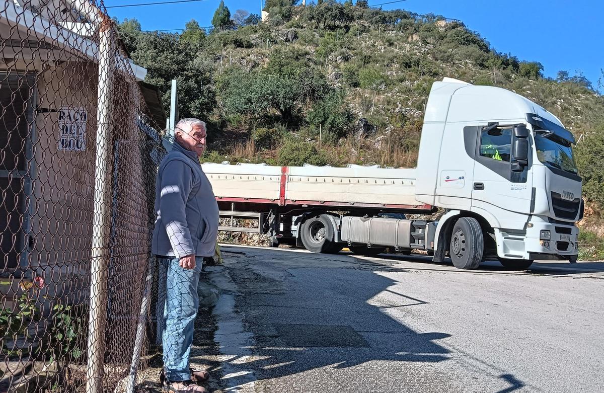 Un vecino observa cómo baja un camión de la cantera hacia la población, ayer en Villalonga.