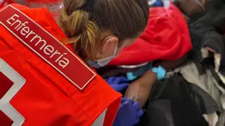 Localizan una patera con un migrante fallecido y otros 16 deshidratados a 62 millas de Alicante