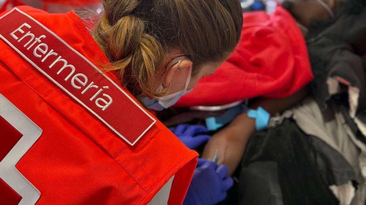 Localizan una patera con 16 migrantes, uno de ellos fallecido, a 62 millas de Alicante