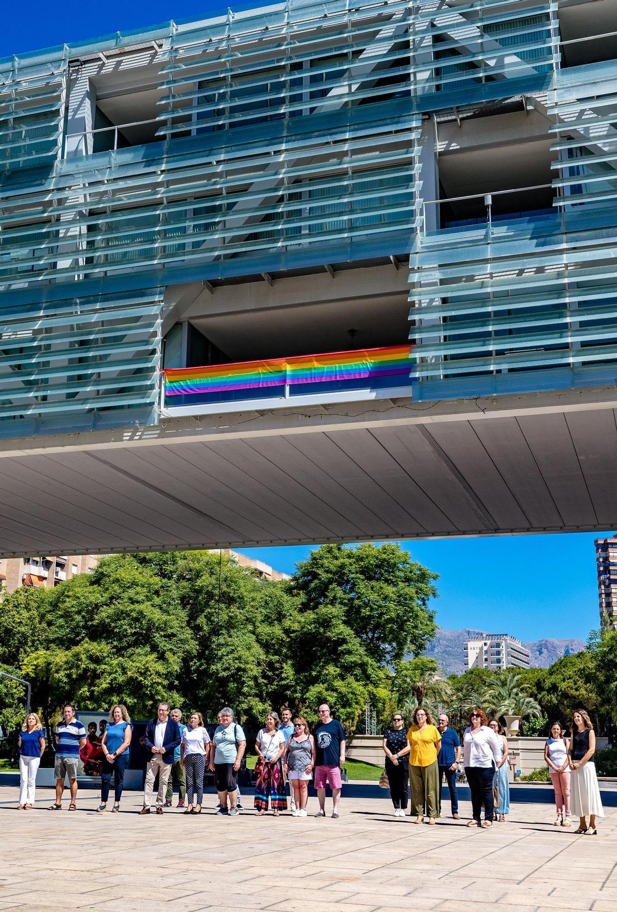 Una bandera de la comunidad LGTBI en la fachada del Ayuntamiento de Benidorm.
