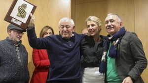 Yolanda Díaz, acompañada por el secretario general de UGT, Pepe Álvarez, hace entrega del premio al trabajo de la Fundación Luís Tilve a su padre, el exsecretario general de CCOO-Galicia, Suso Díaz, en enero de 2024.