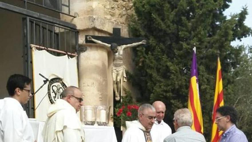 El rector y el vicario de los Dominicos portaron la talla hasta lo alto de la ermita.