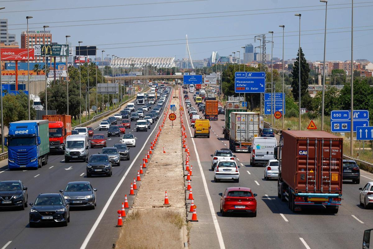 Imagen de la V-31, la Pista de Silla, tras la retirada de la mediana que separaba ambos sentidos de la vía.