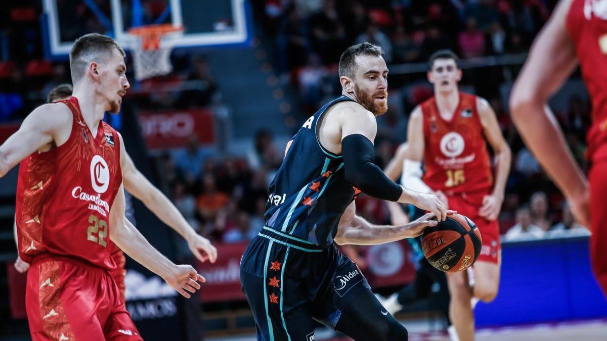 Víctor Claver, en una acción del partido ante el Casademont Zaragoza