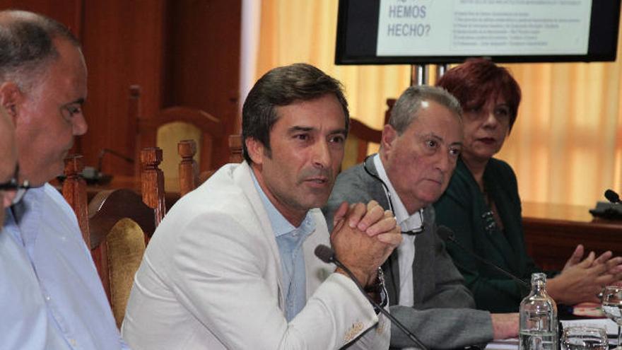 Manuel Cabrera (izda.), Pedro San Ginés, Juan Manuel Sosa y Carmen Rosa Márquez, ayer en el Cabildo.