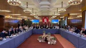 Reunión de agentes políticos y sociales en la Diputación contra la supresión de paradas del tren.