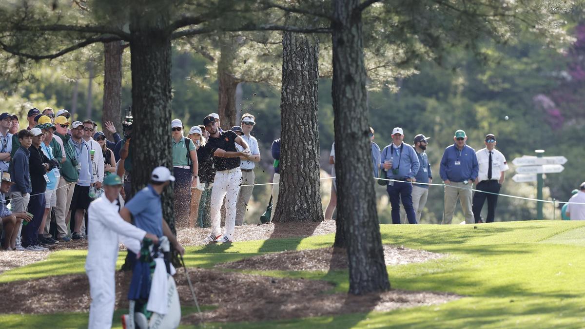 Ballester, entre los árboles, durante la segunda jornada del Masters.