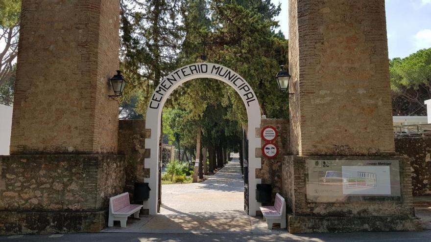 El acceso al cementerio municipal de Oliva.