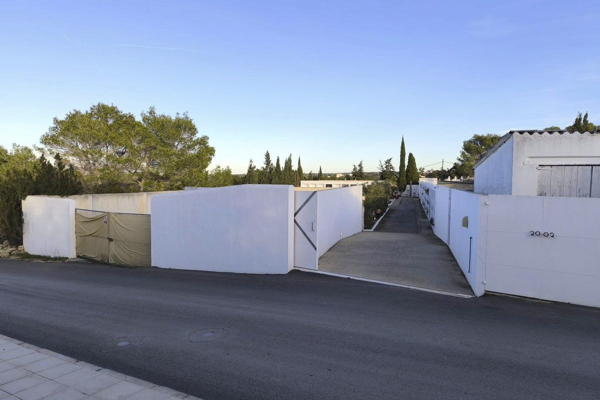 Espacio donde se llevará a cabo la ampliación del cementerio y, a la derecha, el almacén que se derribará. | P.M.V.
