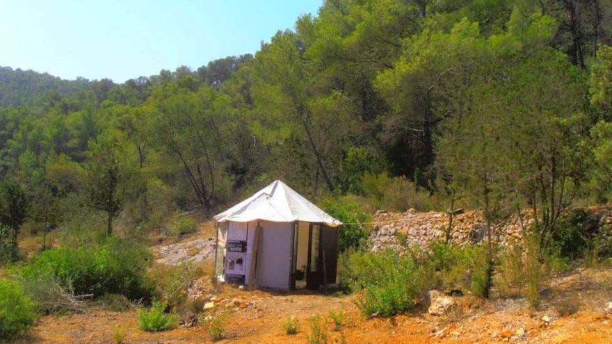 Tipis y celdas a precio de suite en Ibiza.