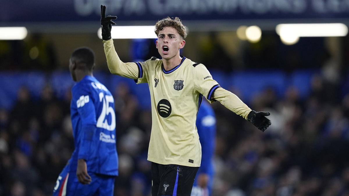 Fermín Lopez protesta durante el partido del Barça en Stamford Bridge.
