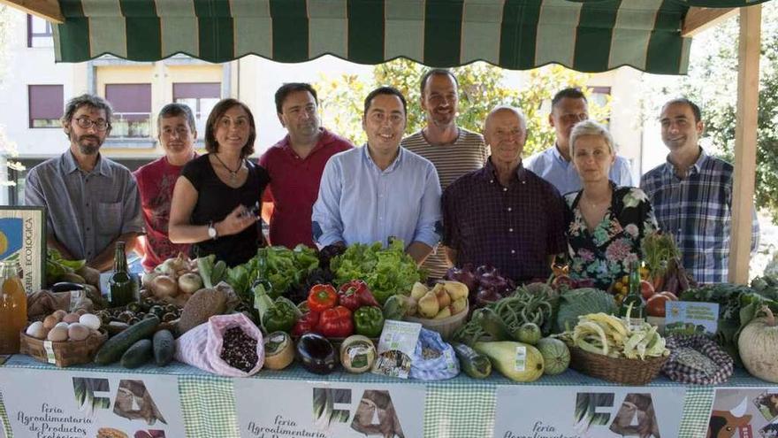 Representantes políticos, técnicos municipales, miembros del COPAE y participantes en FAPEA durante la presentación de la feria ecológica, ayer, en Posada .