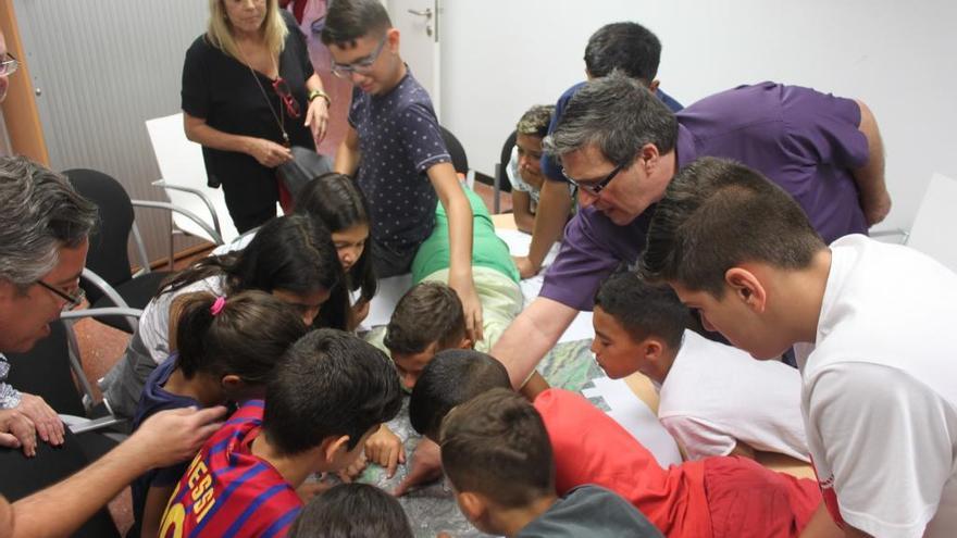 Javier Doreste enseñando planos de Urbanismo a los niños de San Nicolás