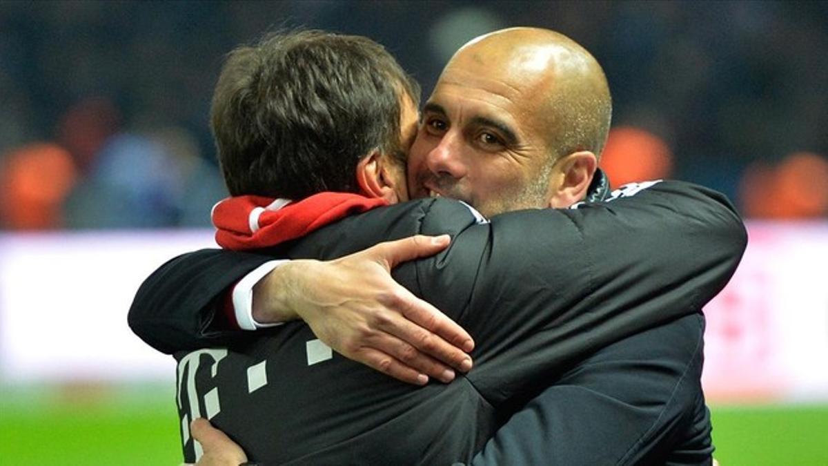 Guardiola se abraza a Domènec Torrent, segundo entrenador del Bayern.