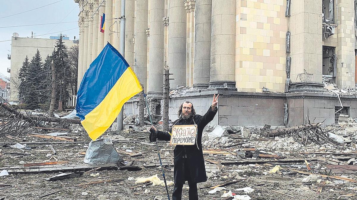 Un ciudadano posa con la bandera de Ucrania en la plaza de la Libertad de Járkov.