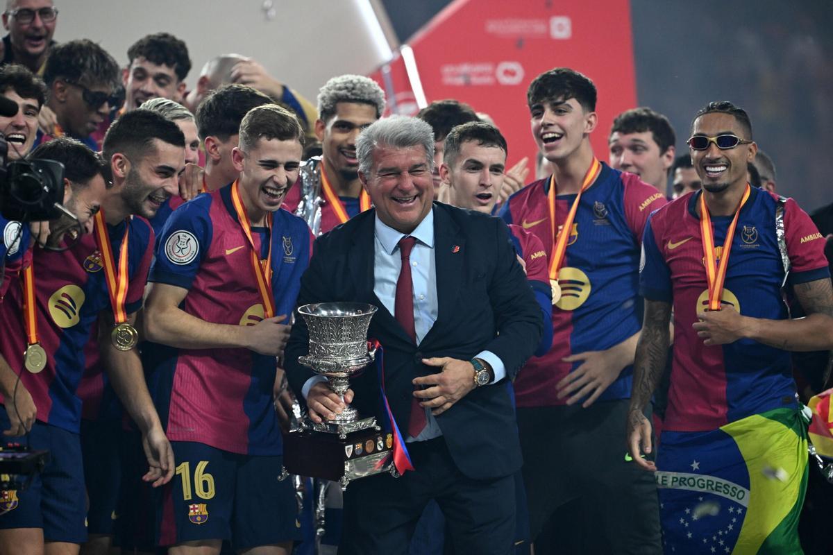 Joan Laporta, con el trofeo de la Supercopa, junto a la plantilla.
