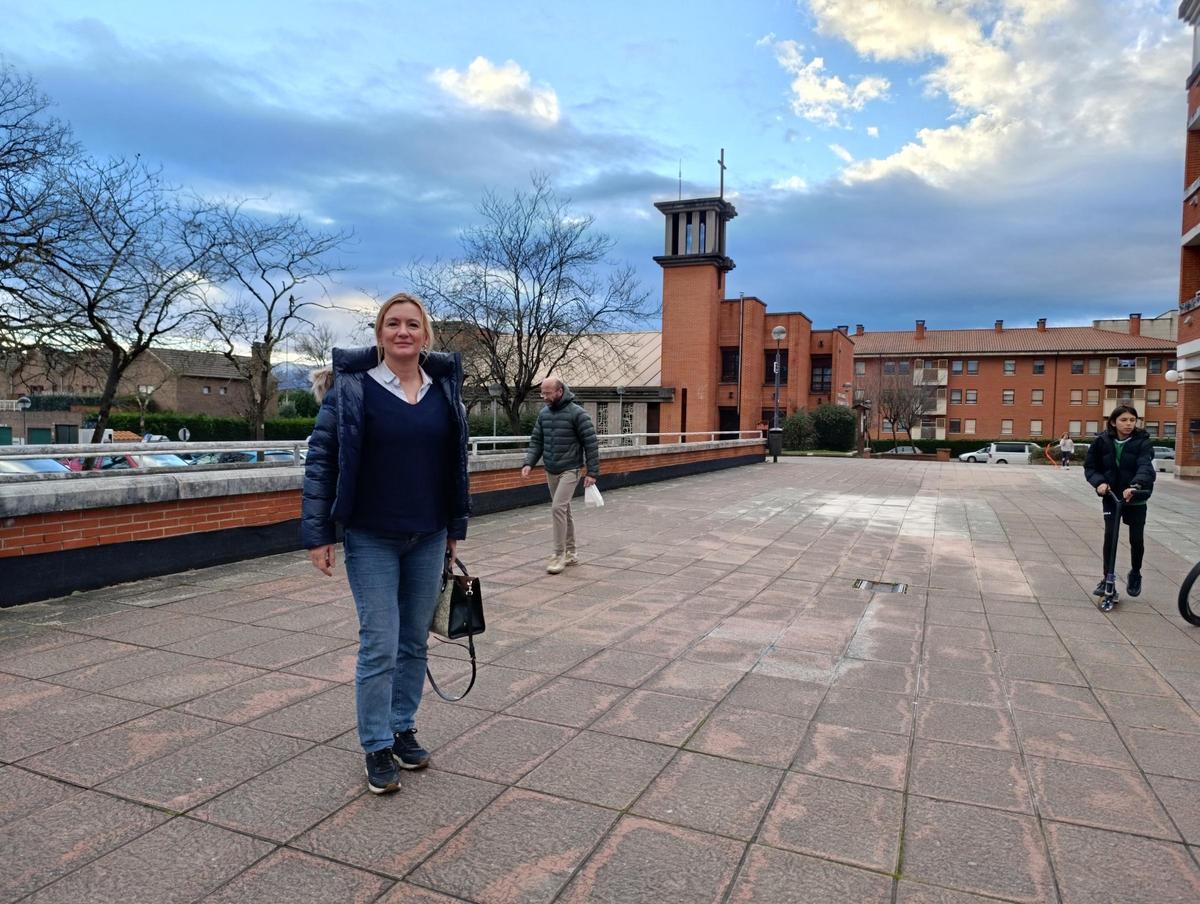 Eugenia Martínez, en la Plaza Mayor de La Fresneda.