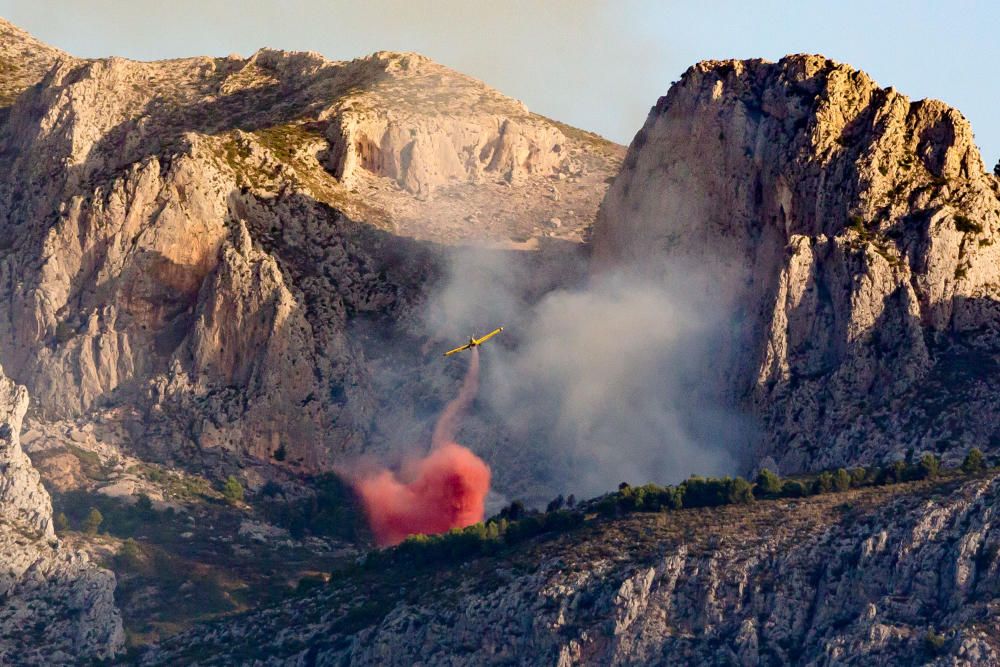 Incendio forestal entre Guadalest y Beniardà