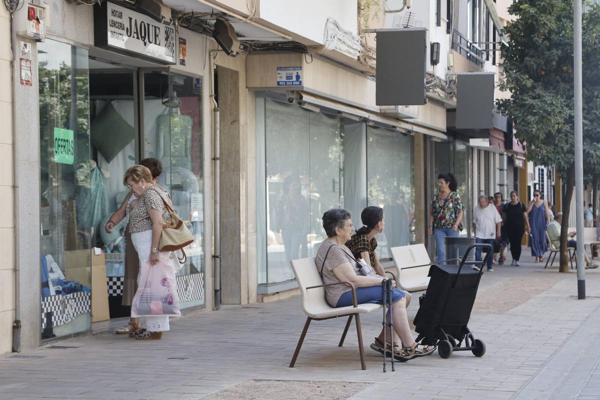 La Viñuela estrena mobiliario tras su peatonalización La Viñuela estrena mobiliario tras su peatonalización