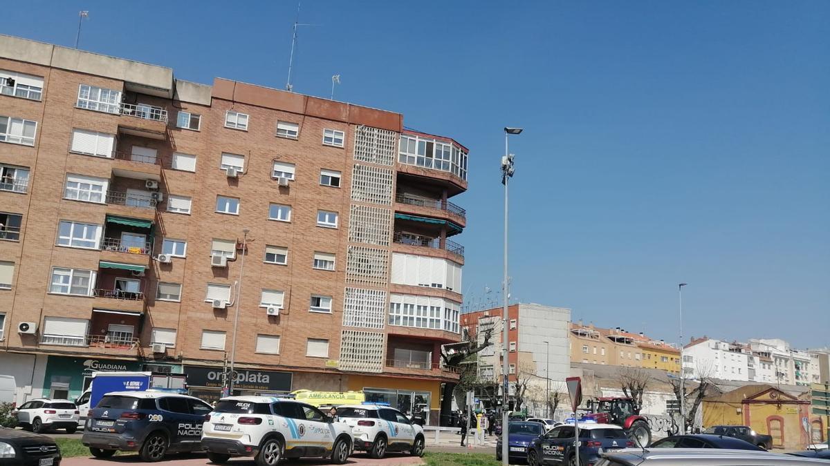 El edificio del fondo es donde ha sucedido. En la ventana abierta de la terraza se puede ver una escalera.