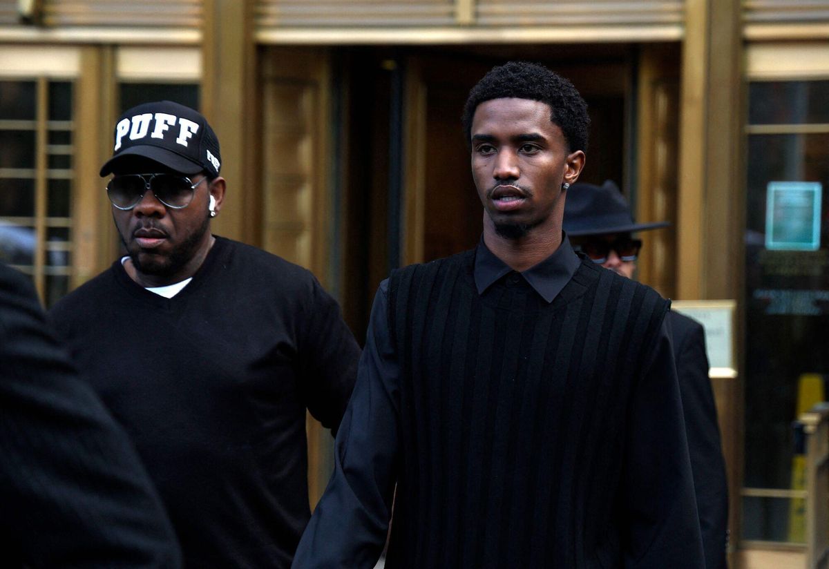 Los hijos de Sean Combs, Charlie Lucci y King Combs, saliendo del juicio.