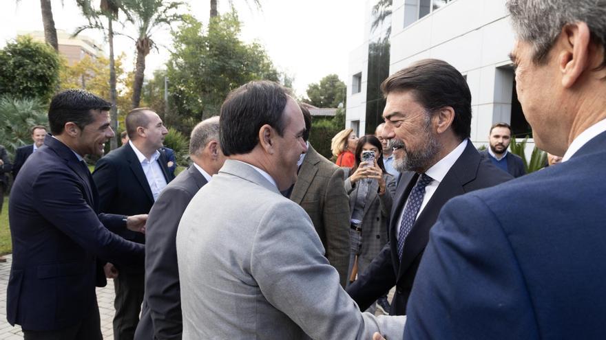 Barcala celebra la investidura y ensalza a Llorca como “un presidente pegado a la tierra”