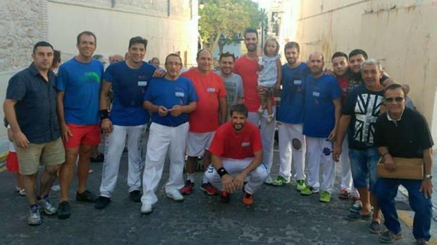 El concejal Óscar Borrell junto a integrantes del Club de Pilota d&#039;Ontinyent.