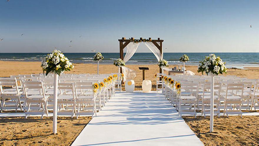 Preparación de una boda en la playa.