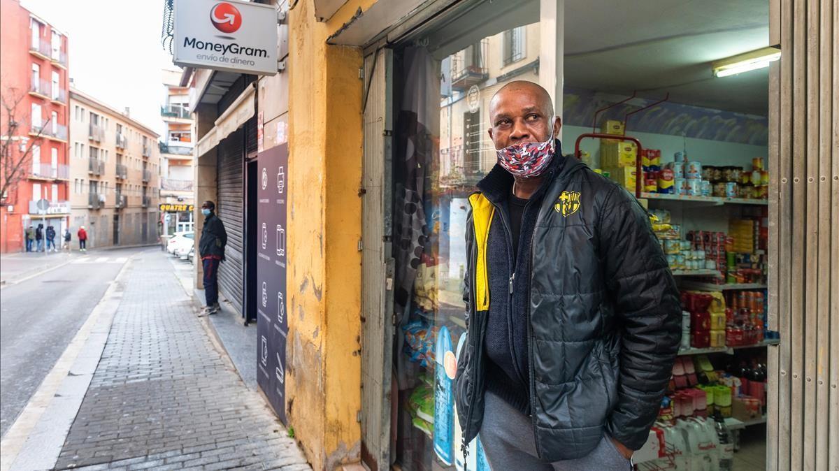 Charly, leridano de origen nigeriano, trabaja en el comercio de víveres de su mujer, ubicado en el Casco Antiguo de Lleida.