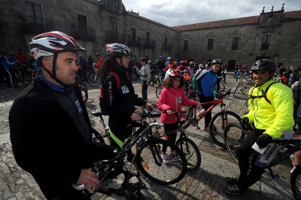 Un pelotón de ciclistas desafía a la lluvia en Cambados