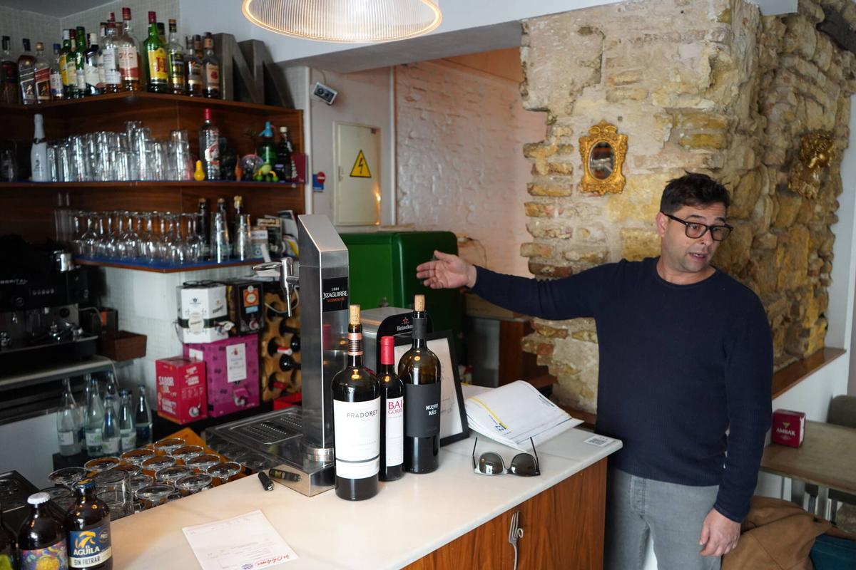 Emilio Ángel muestra la zona de la caja, de donde se llevaron el dinero los ladrones.