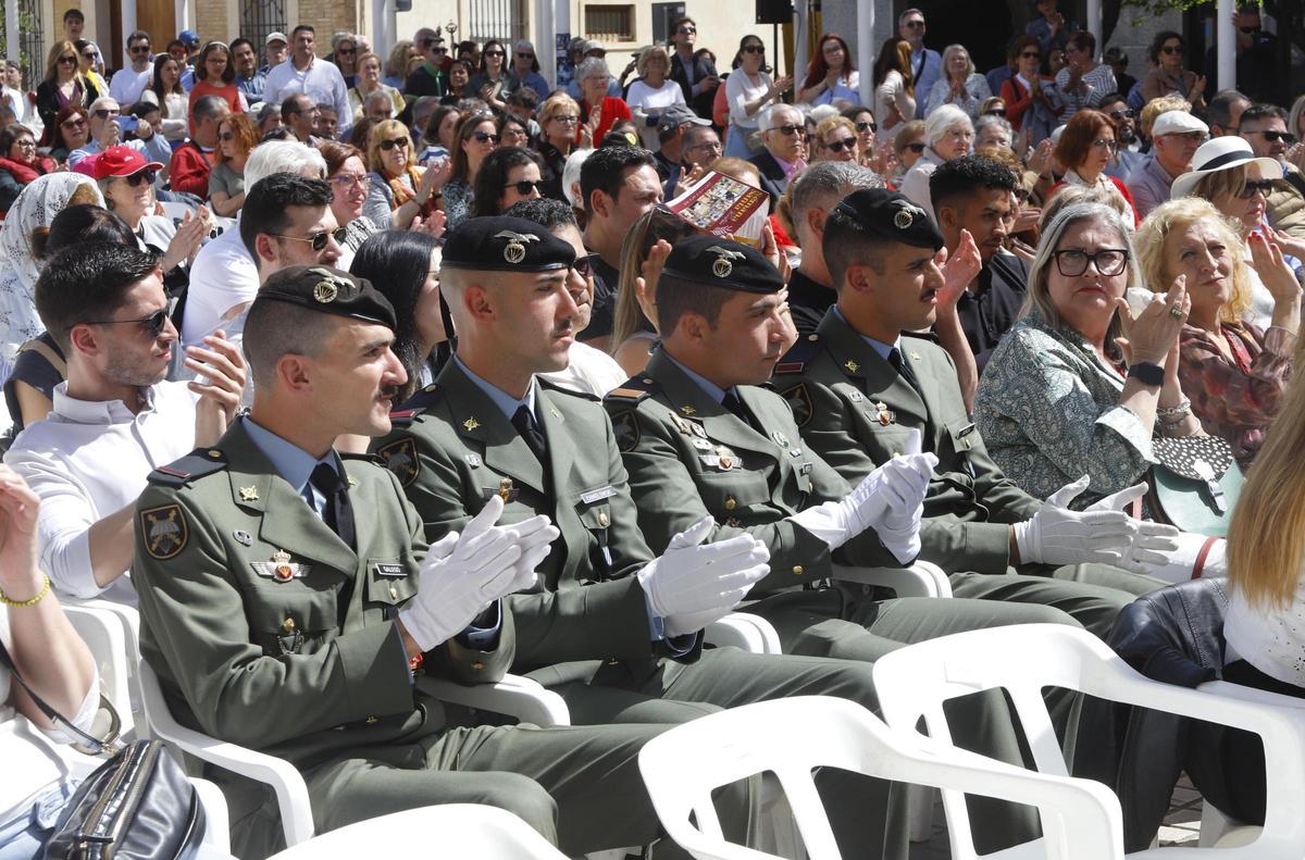 Los brigadistas viendo el Juicio a Pilato.