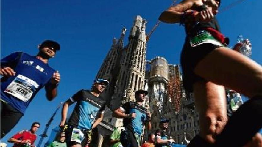 Corredors en el seu pas pel costat de la Sagrada Família, ahir a la Marató de Barcelona