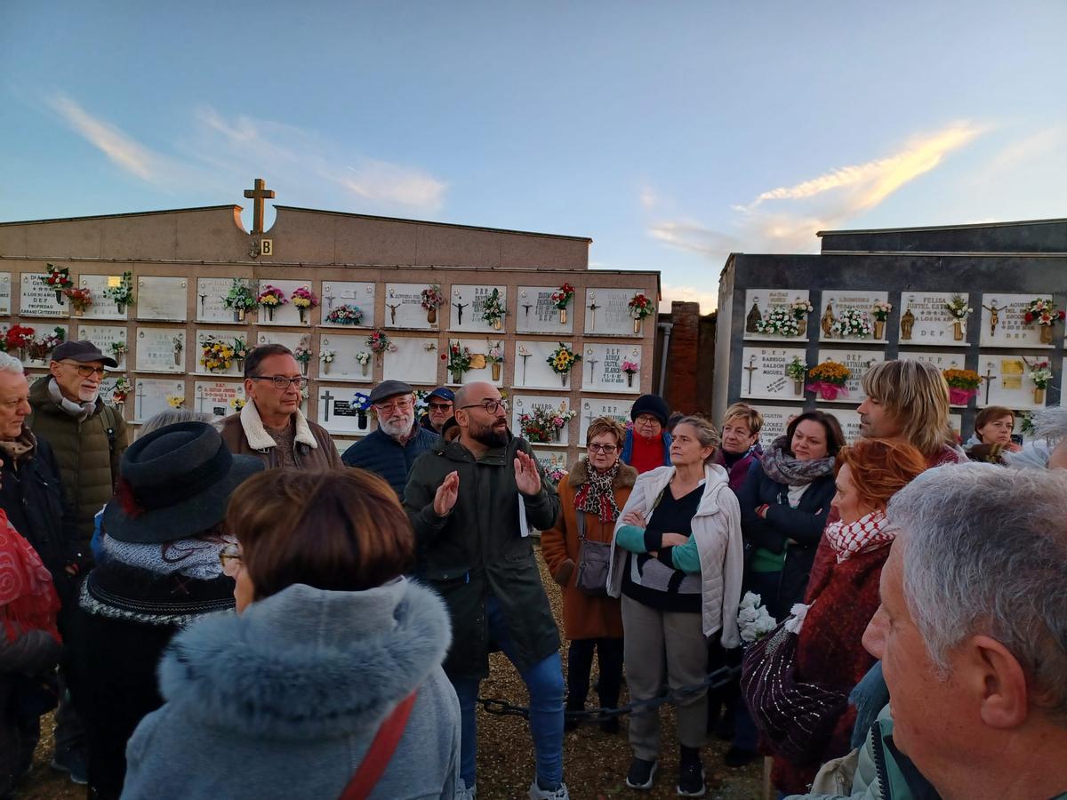 El hisotriador benaventano Fernando Pernía explicando a los pensionistas cómo llegó la columna minera a Benavente en 1936 camino de Madrid.