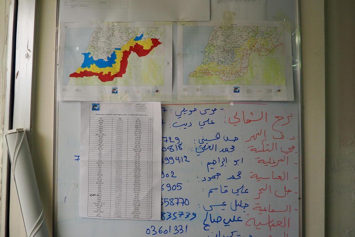 Un mapa de la zona afectada por los choques entre Israel e Hizbulá en el sur del Líbano, en el centro de gestión de la crisis de Tiro.