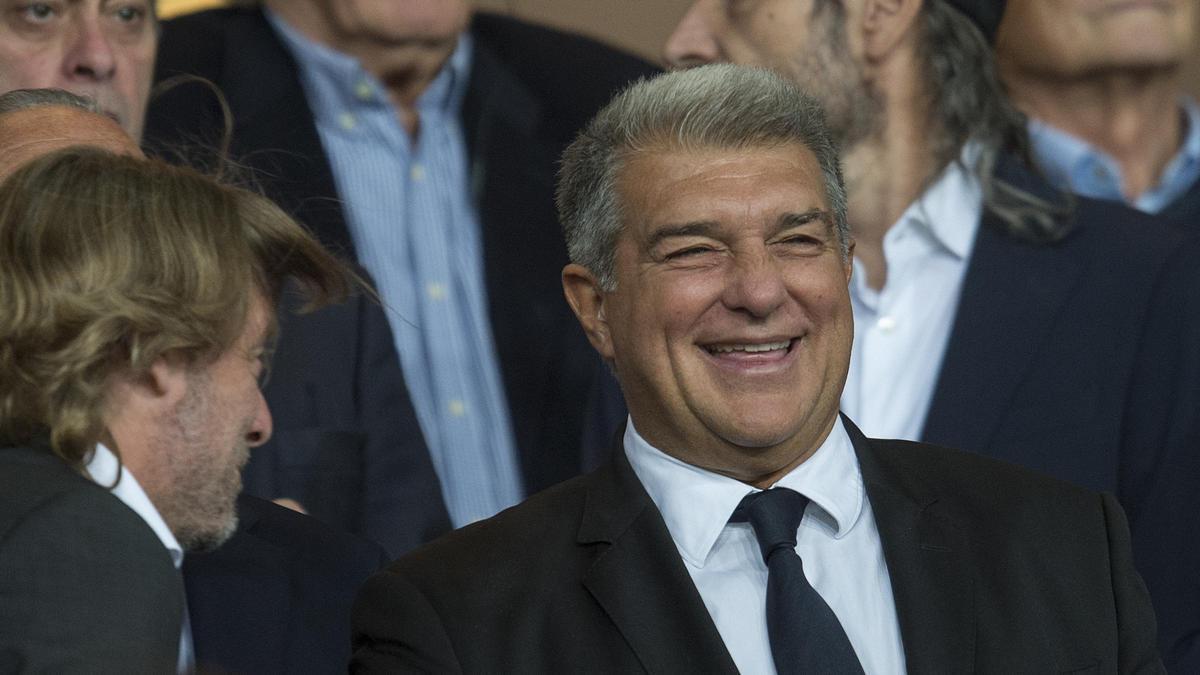 Joan Laporta sonriente en el palco.