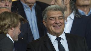 Joan Laporta sonriente en el palco.