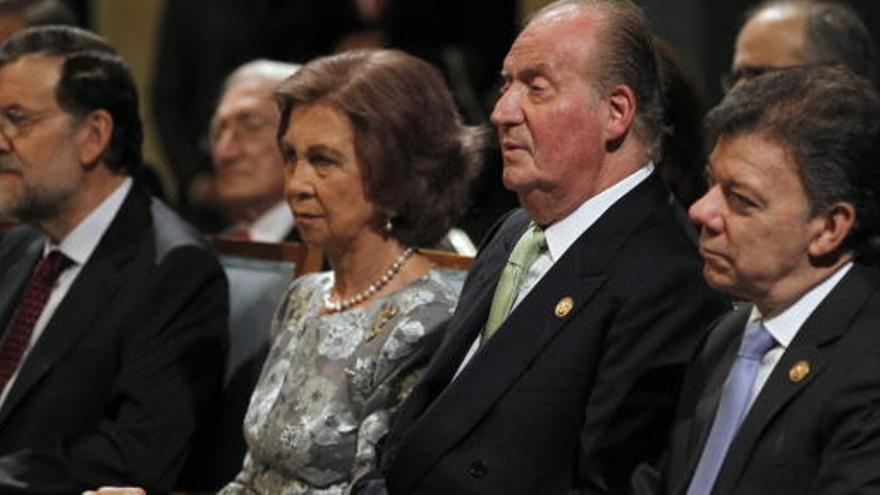 Los reyes Juan Carlos y Sofía, acompañados por el presidente del Gobierno, Mariano Rajoy.