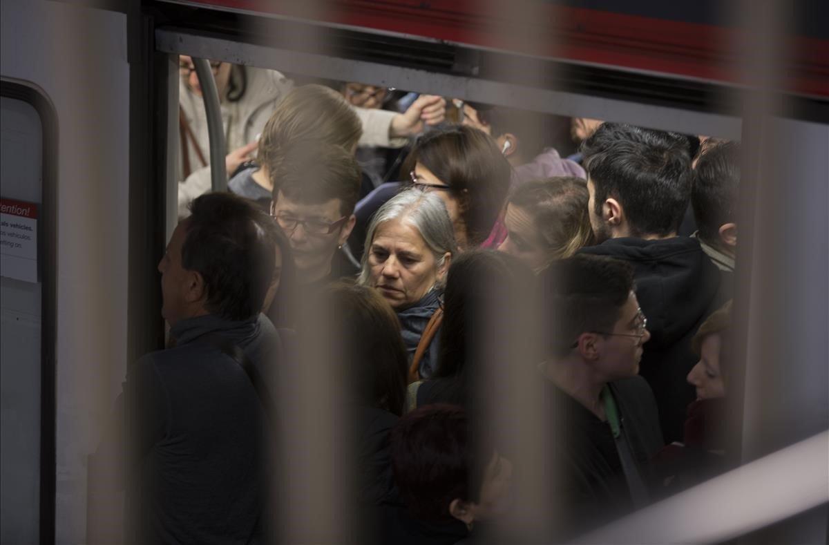 El metro de Barcelona vive este lunes una nueva jornada de paros parciales convocados por el comité de empresa para protestar por la gestión de la crisis del amianto.