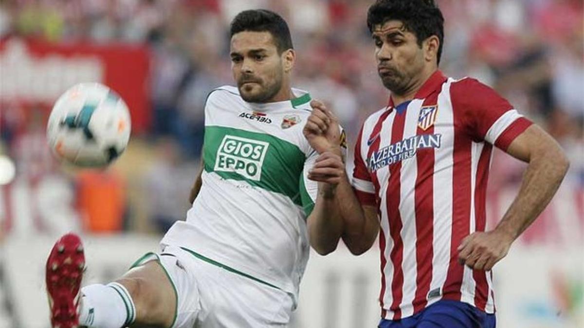 Botía (izquierda) con Diego Costa en el duelo entre el Elche y el Atlético en la pasada Liga BBVA