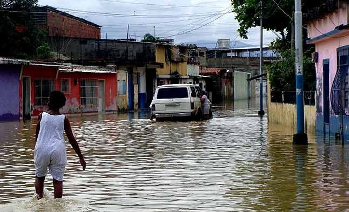 Una dona camina pel centre d’Higuerote (Veneçuela), inundat per les pluges que arrasen el país. Les precipitacions han afectat els estats de Falcón, Miranda, Vargas i Zulia, així com la capital, Caracas. Més de 30 persones han mort i unes 70.000 han resultat afectades.