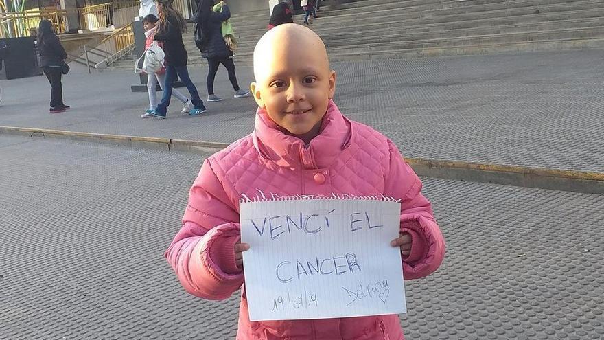Delfina, la nena que ha superat el càncer després de 52 sessions de quimio
