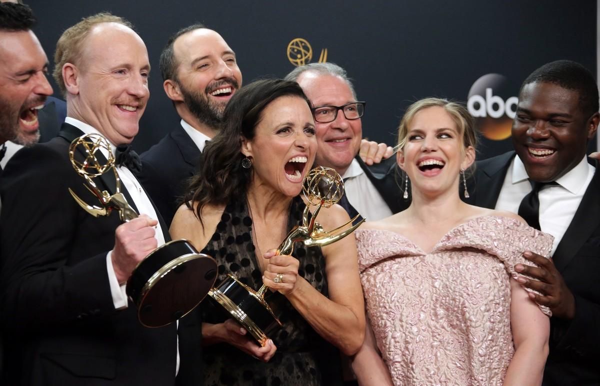 ALX01. Los Angeles (United States), 19/09/2016.- Julia Louis-Dreyfus (C), winner of the Best Actress in a Comedy Series Award, as well as Outstanding Comedy Series Award for ’Veep’, poses with the cast in the press room during the 68th annual Primetime Emmy Awards ceremony held at the Microsoft Theater in Los Angeles, California, USA, 18 September 2016. The Primetime Emmy Awards celebrate excellence in national primetime television programming. (Estados Unidos) EFE/EPA/MIKE NELSON