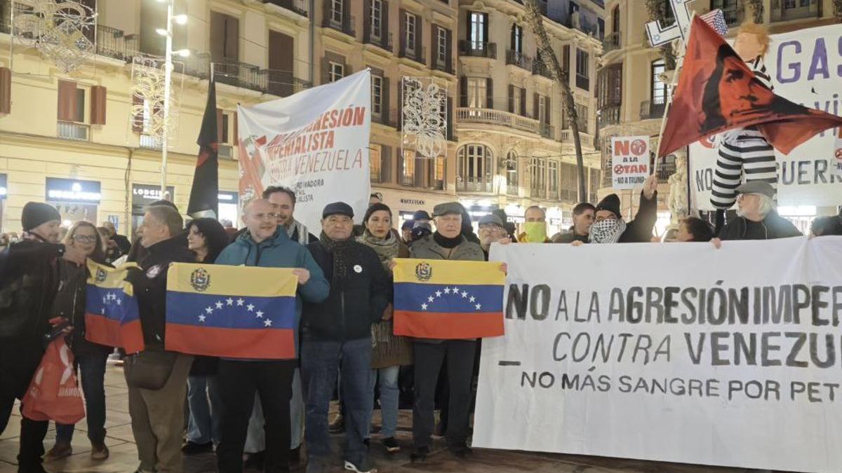 Cientos de personas han mostrado su rechazo a la invasión de EEUU en Venezuela.