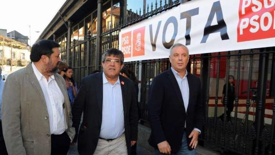 Caamaño, Pose y Vázquez, en Vilagarcía durante la campaña de las municipales del 22 de mayo. / iñaki abella