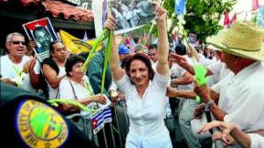 Gloria estefan, con las damas de blanco en miami