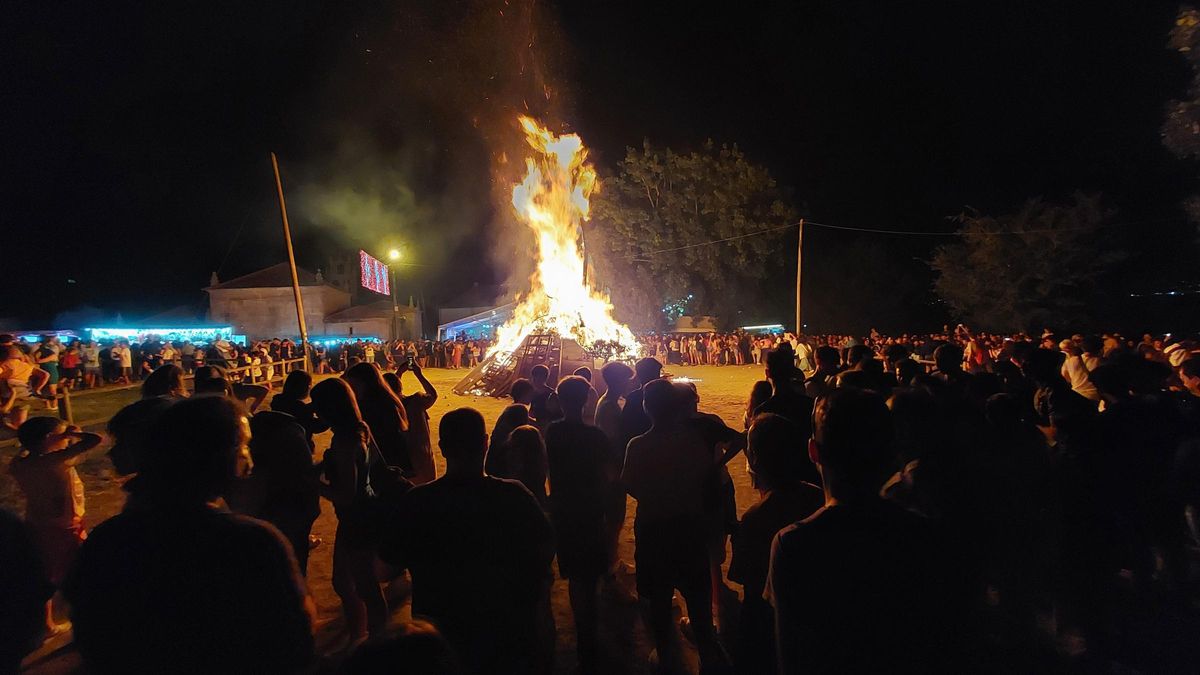 Foto de archivo de la fiesta de la hoguera de San Juan en Alcabre.
