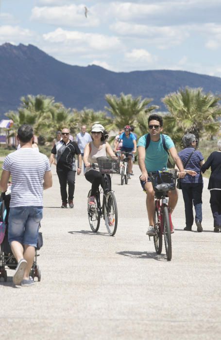 Día de playa con el termómetro cerca de los 30º en Castelló