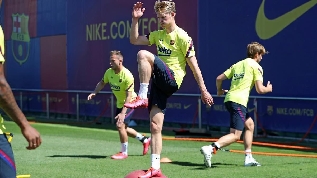 De Jong, en el entrenamiento del Barça previo a la visita de Osasuna al Camp Nou.