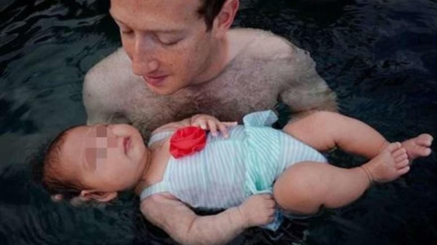 Zuckerberg y su hija, en la primera clase de natación de la pequeña.
